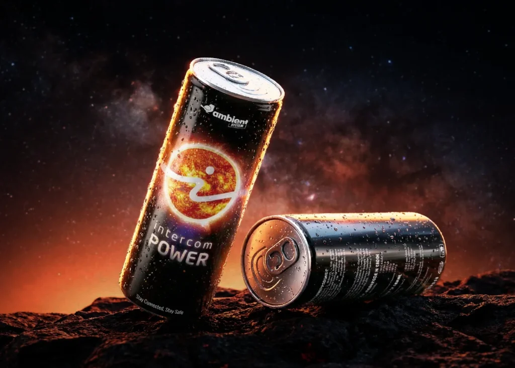 Energetyczny napój w puszce na tle kosmosu.